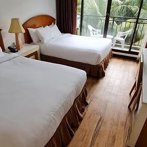 Deluxe Double Queen Studio Room 2 Queen Beds